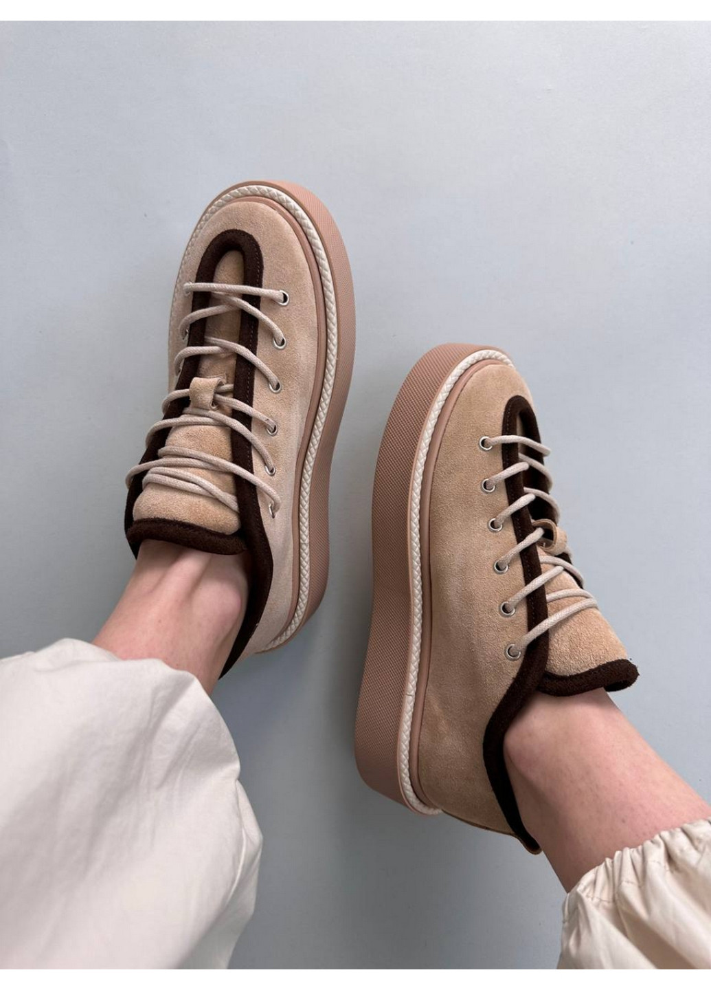 Бежеві замшеві жіночі кеди VZUTIK