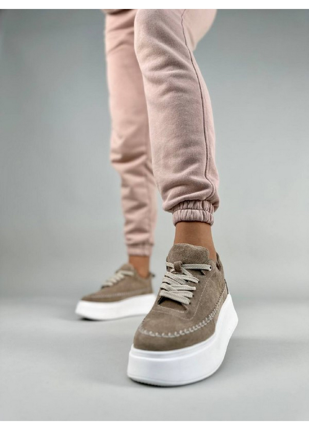 Бежеві замшеві жіночі кеди VZUTIK