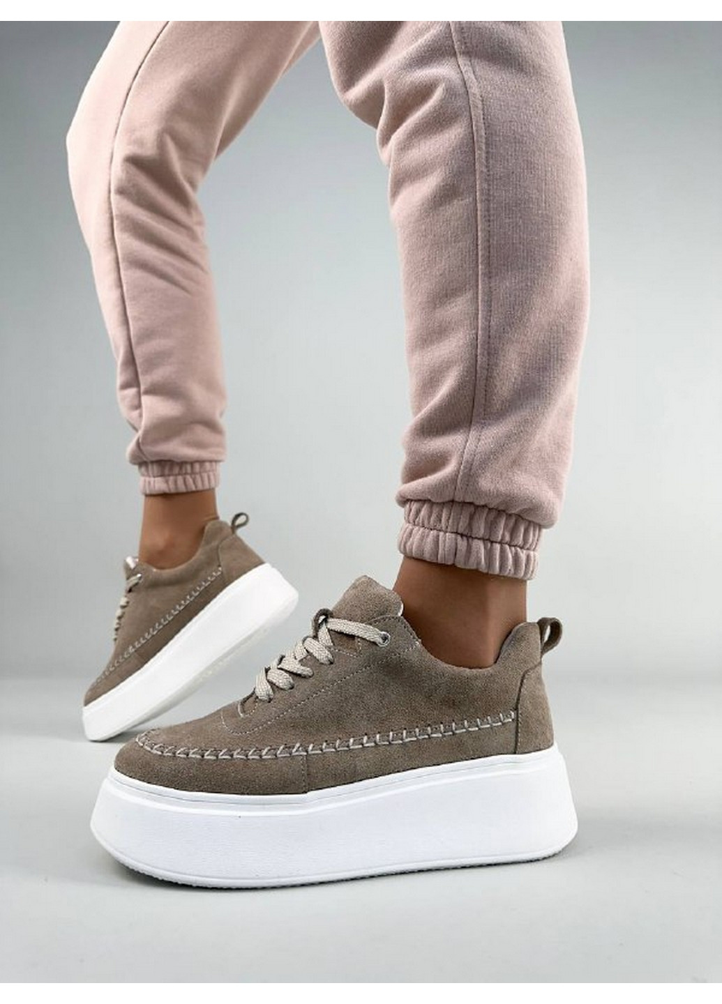 Бежеві замшеві жіночі кеди VZUTIK