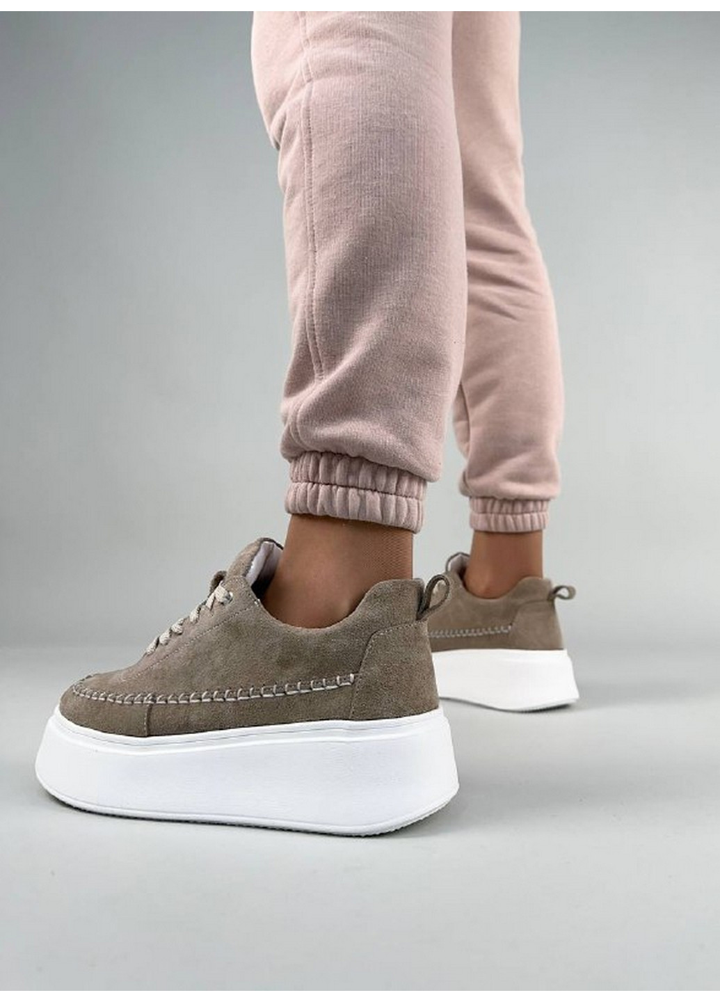 Бежеві замшеві жіночі кеди VZUTIK