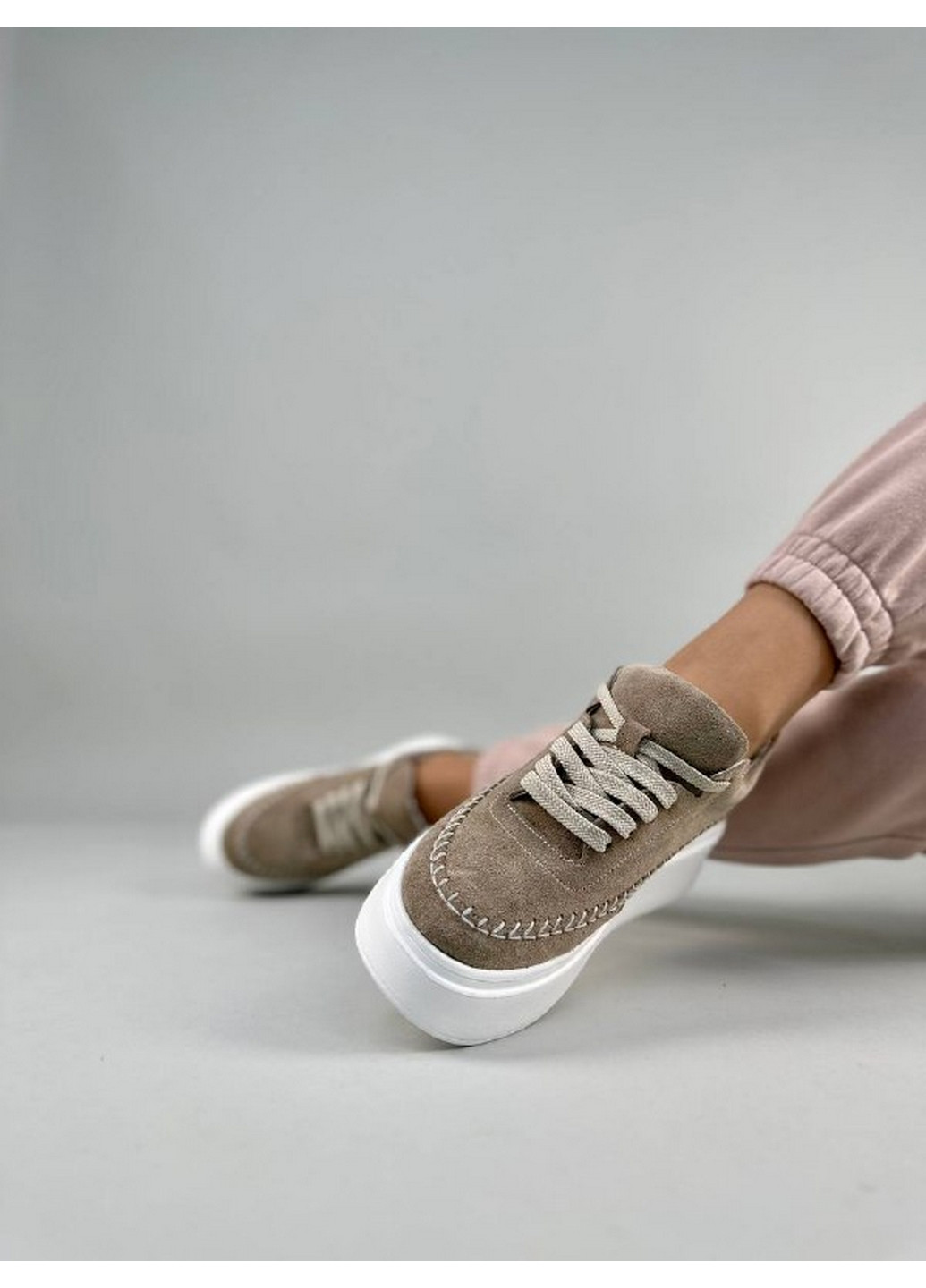 Бежеві замшеві жіночі кеди VZUTIK