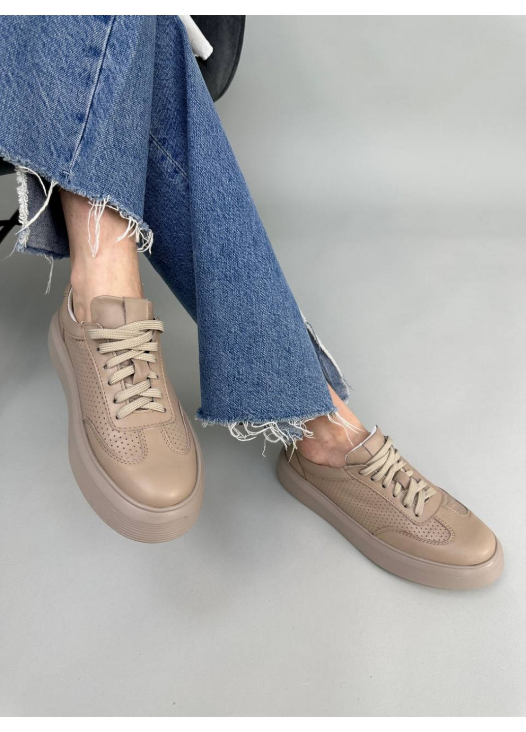 Бежеві шкіряні жіночі кеди VZUTIK