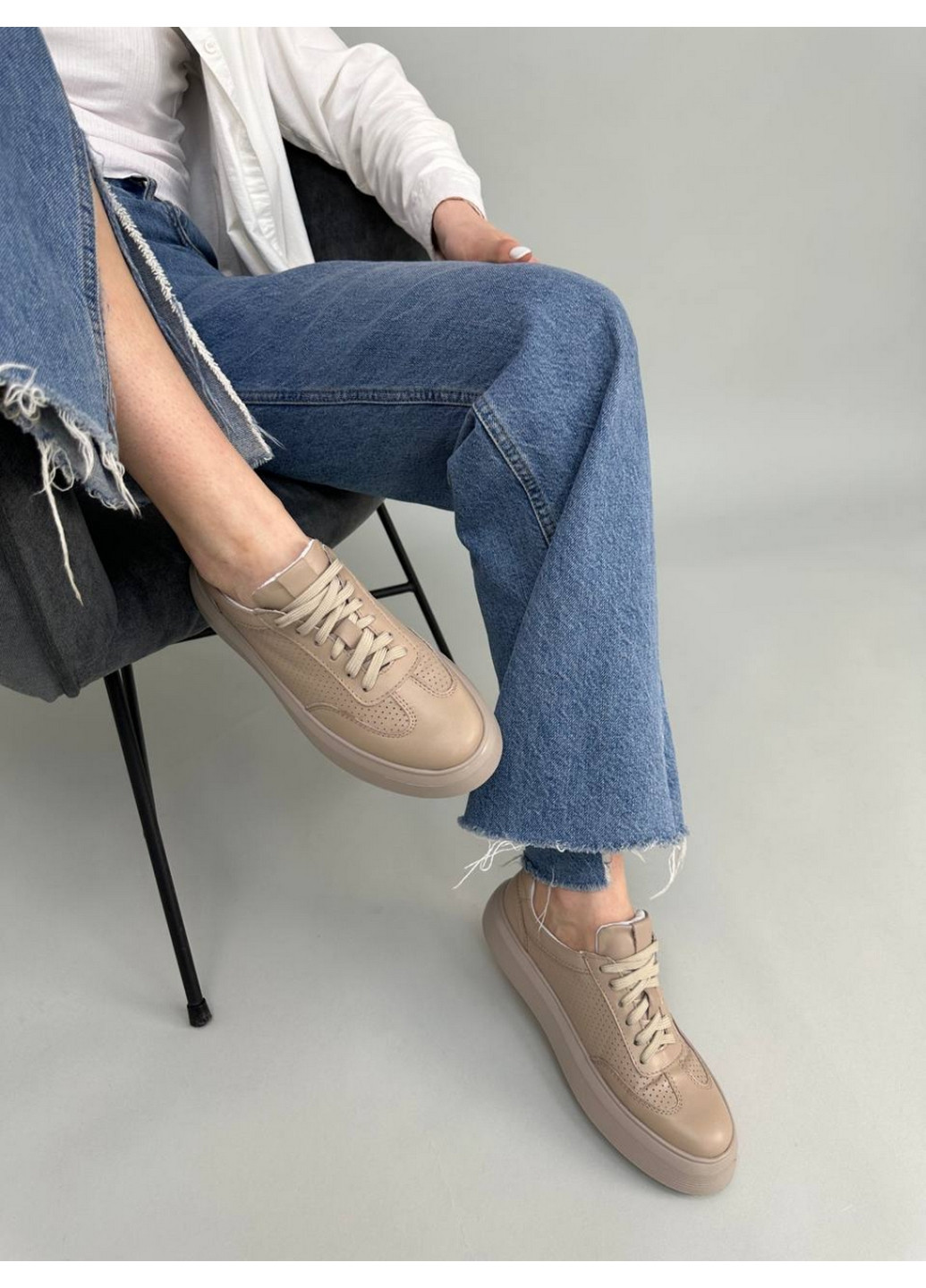 Бежеві шкіряні жіночі кеди VZUTIK