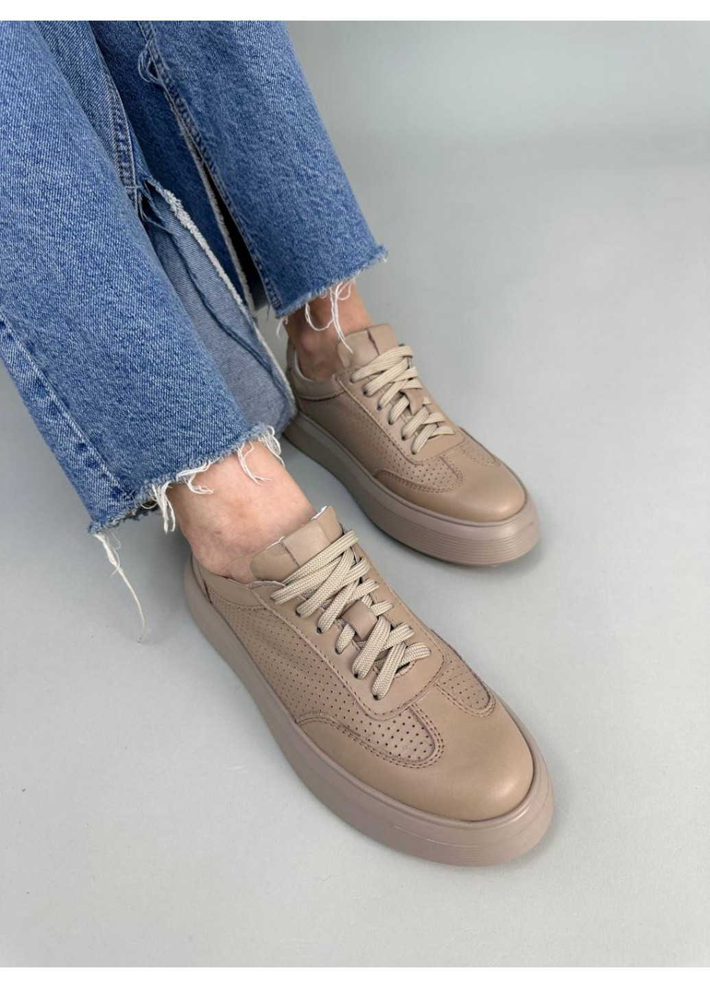 Бежеві шкіряні жіночі кеди VZUTIK