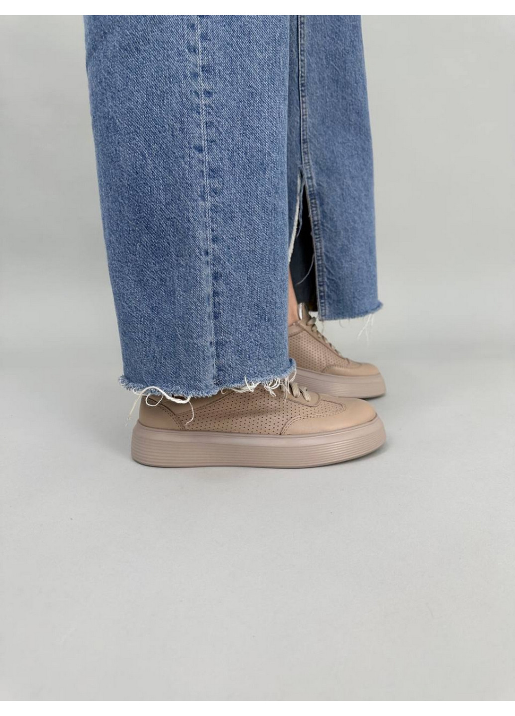 Бежеві шкіряні жіночі кеди VZUTIK