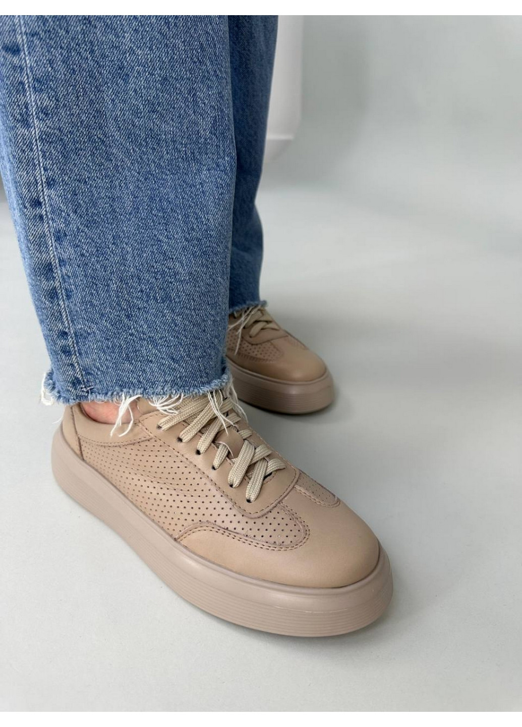 Бежеві шкіряні жіночі кеди VZUTIK