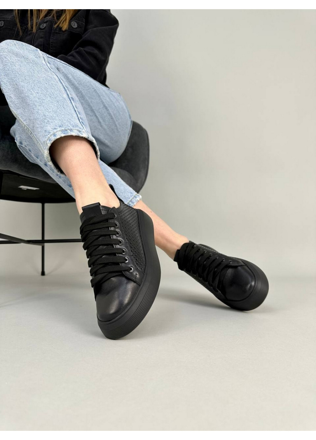 Чорні шкіряні жіночі кеди VZUTIK