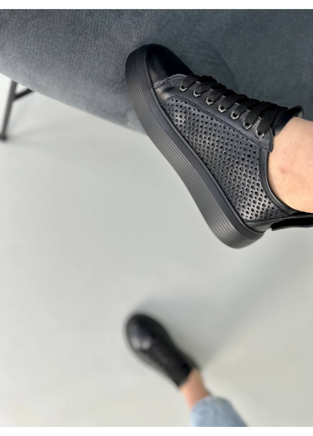 Чорні шкіряні жіночі кеди VZUTIK