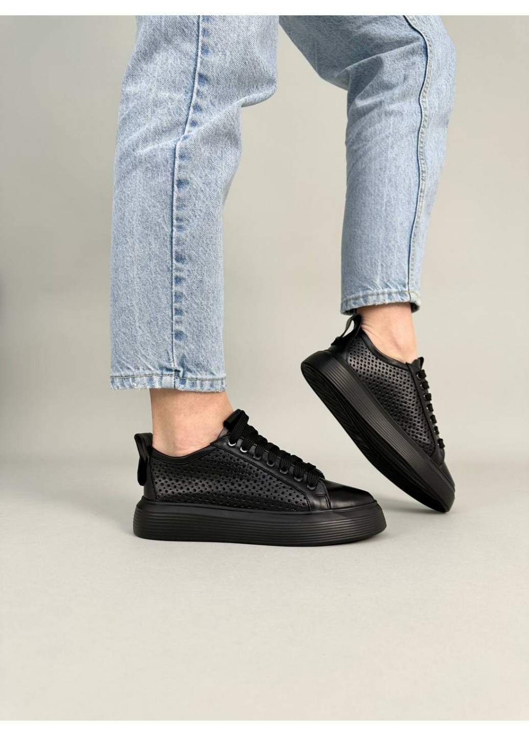 Чорні шкіряні жіночі кеди VZUTIK