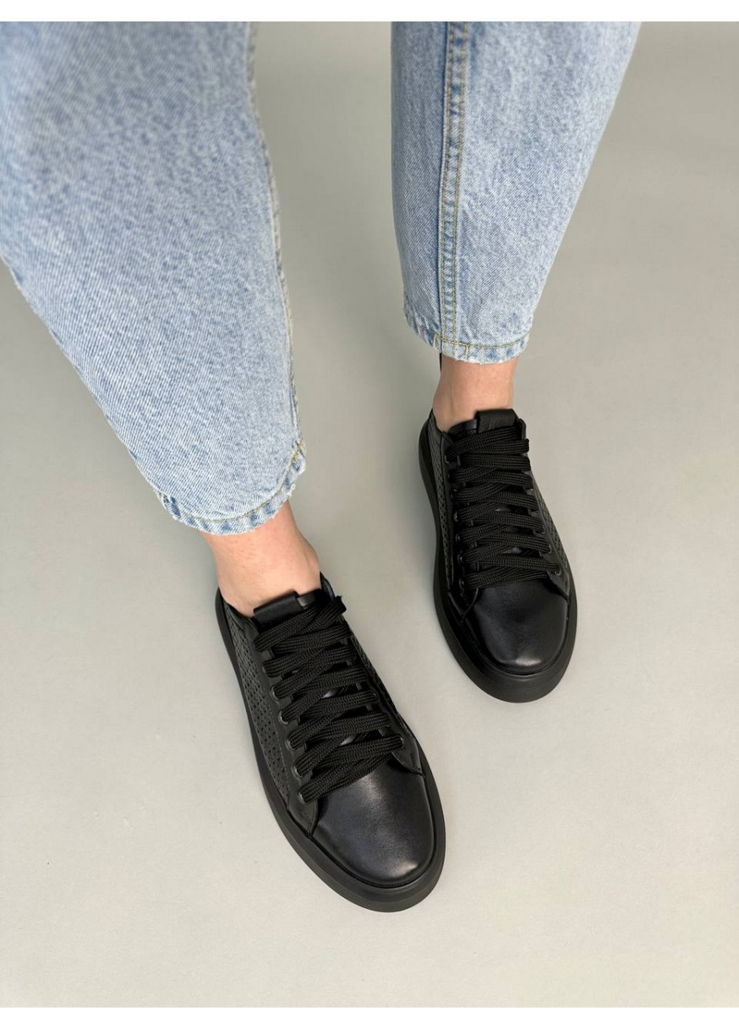 Чорні шкіряні жіночі кеди VZUTIK