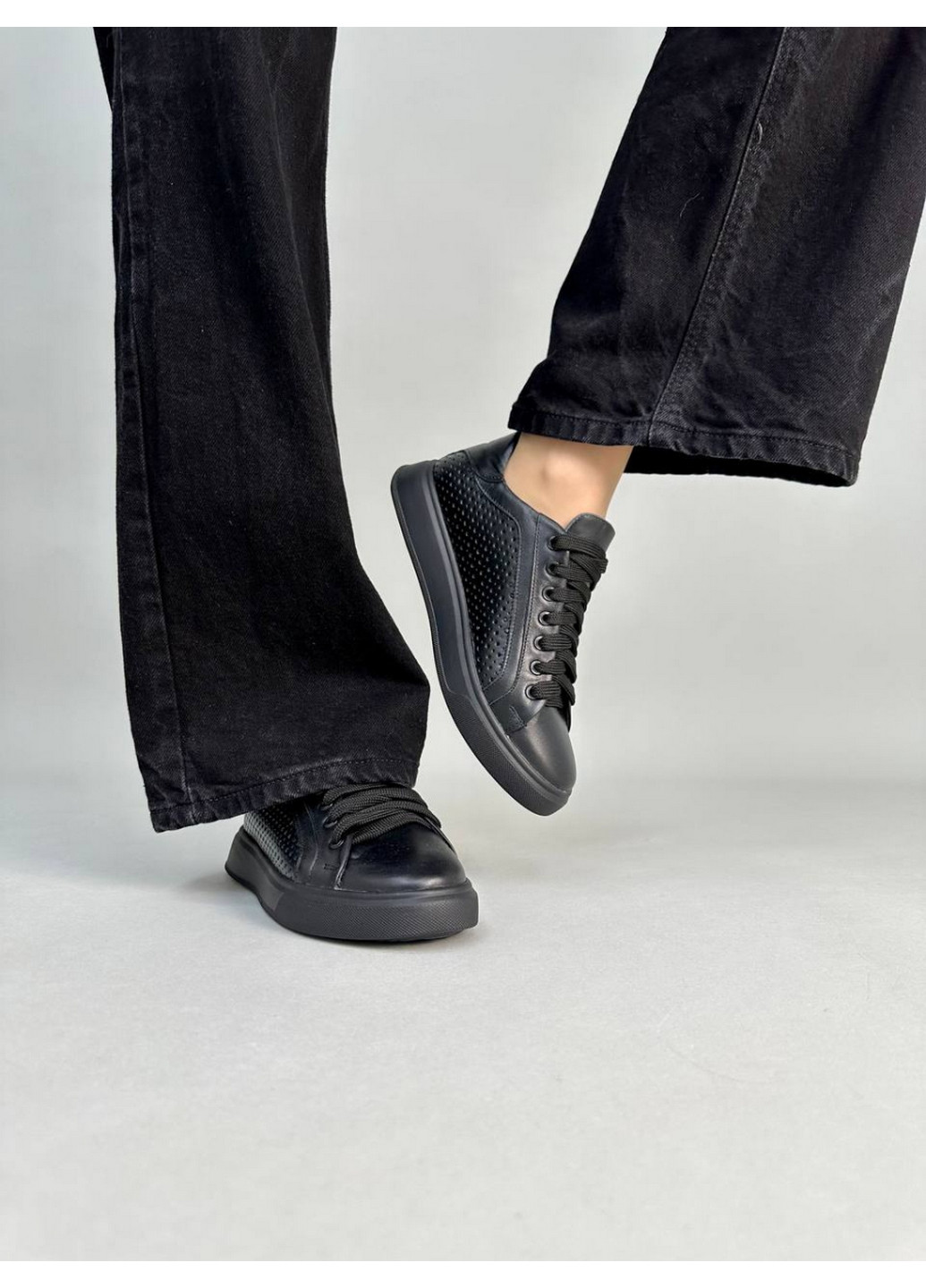 Чорні шкіряні жіночі кеди VZUTIK