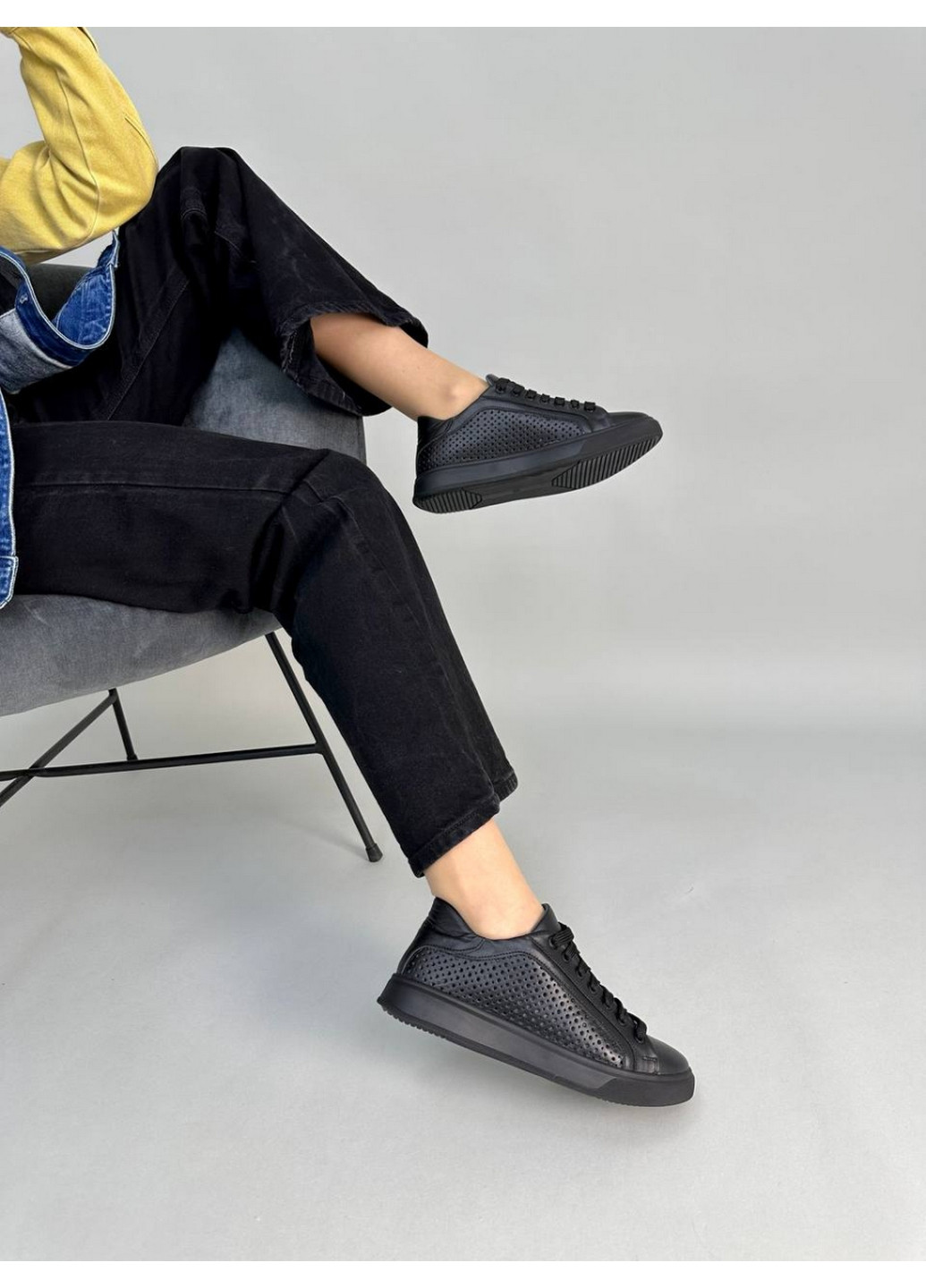 Чорні шкіряні жіночі кеди VZUTIK