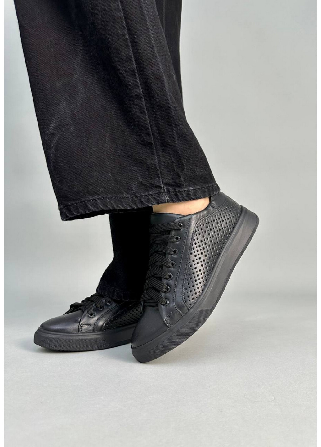 Чорні шкіряні жіночі кеди VZUTIK