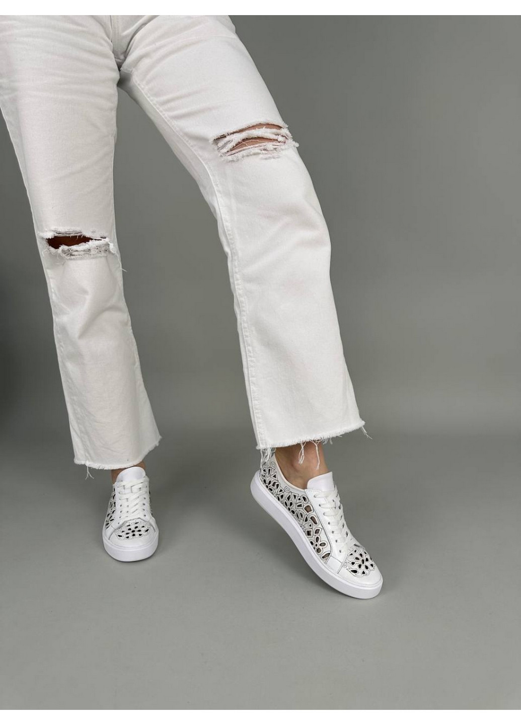 Білі шкіряні жіночі кеди VZUTIK