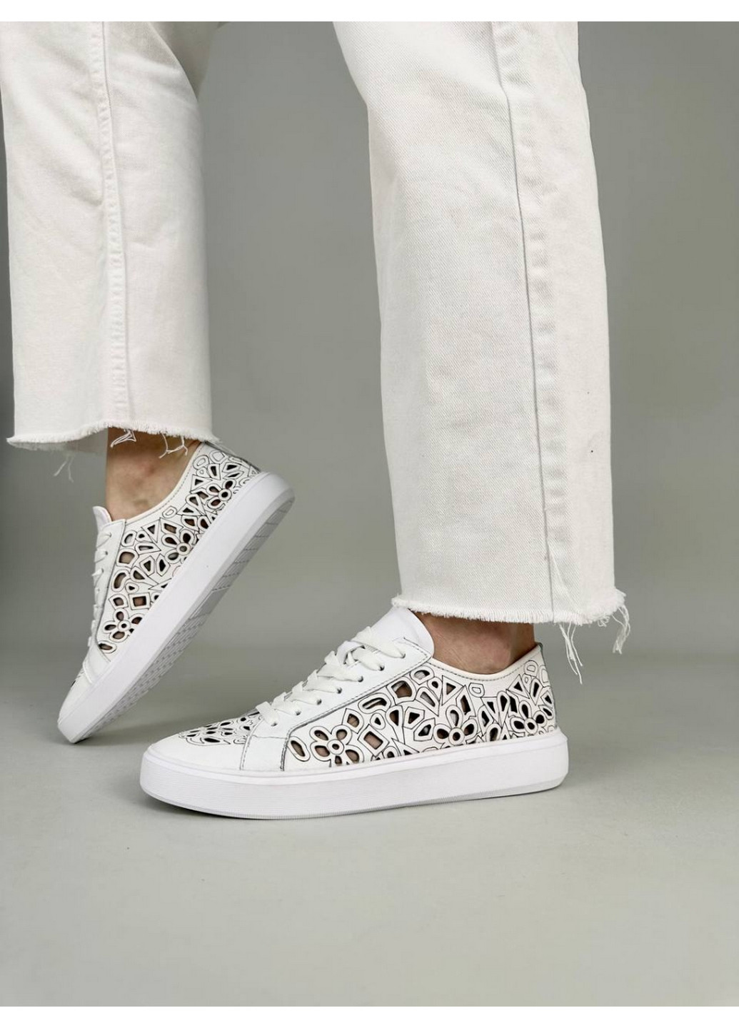 Білі шкіряні жіночі кеди VZUTIK