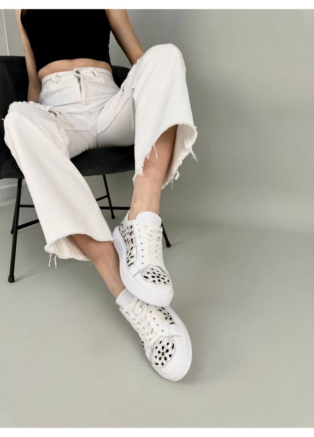 Білі шкіряні жіночі кеди VZUTIK