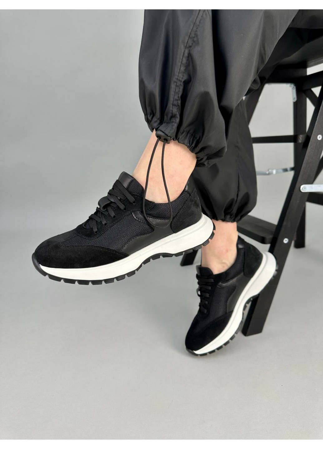 Чорні всесезонні замшеві жіночі кросівки VZUTIK