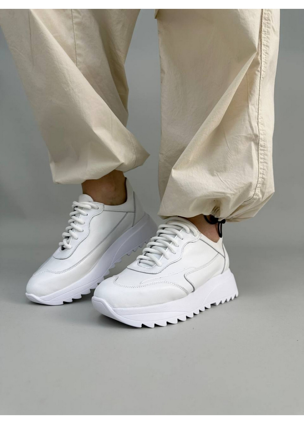 Белые всесезонные кожаные женские кроссовки VZUTIK