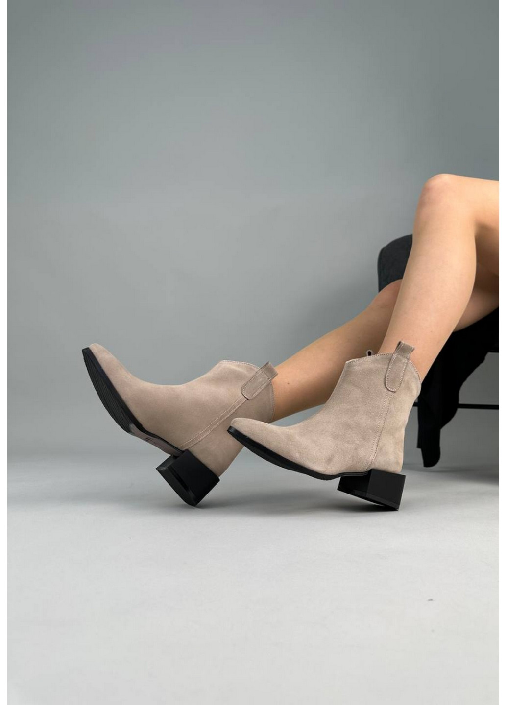 Осенние замшевые женские казаки на каблуке VZUTIK