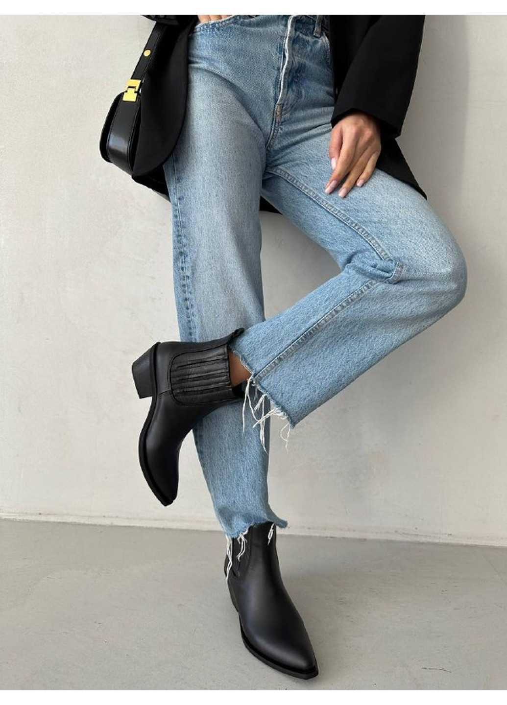 Осенние кожаные женские казаки на каблуке VZUTIK