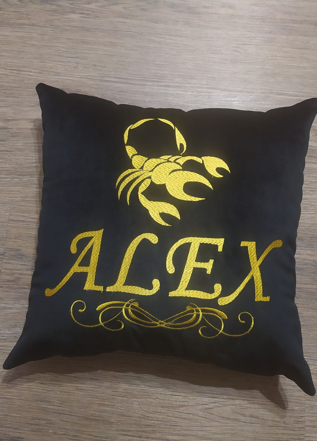 Подушка декоративная Алекс скорпион черный именная c вышивкой (02221) No Brand (277367666)