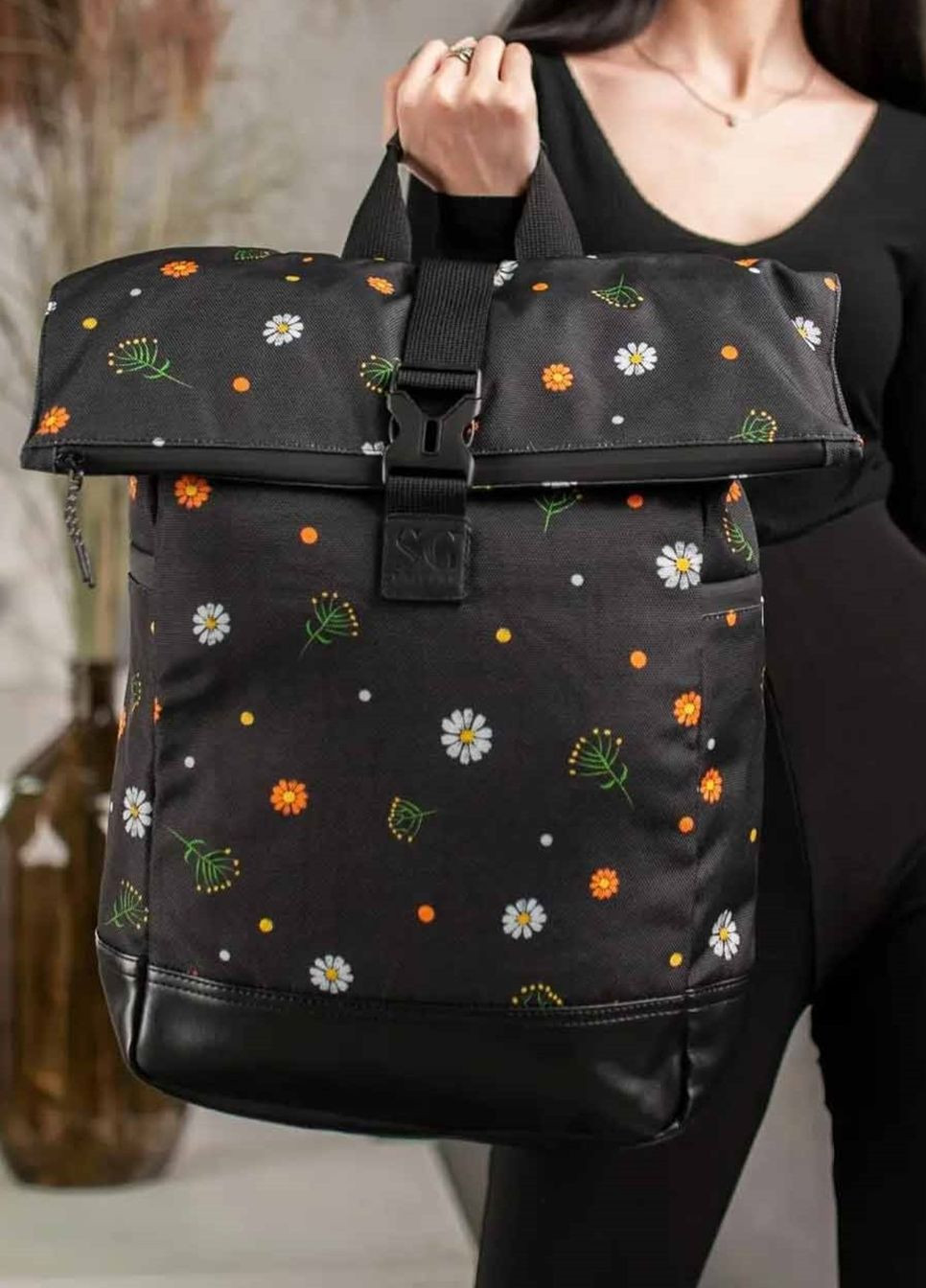 Рюкзак роллтоп Travel bag ромашки чорний RKTB04143 SG (277609977)