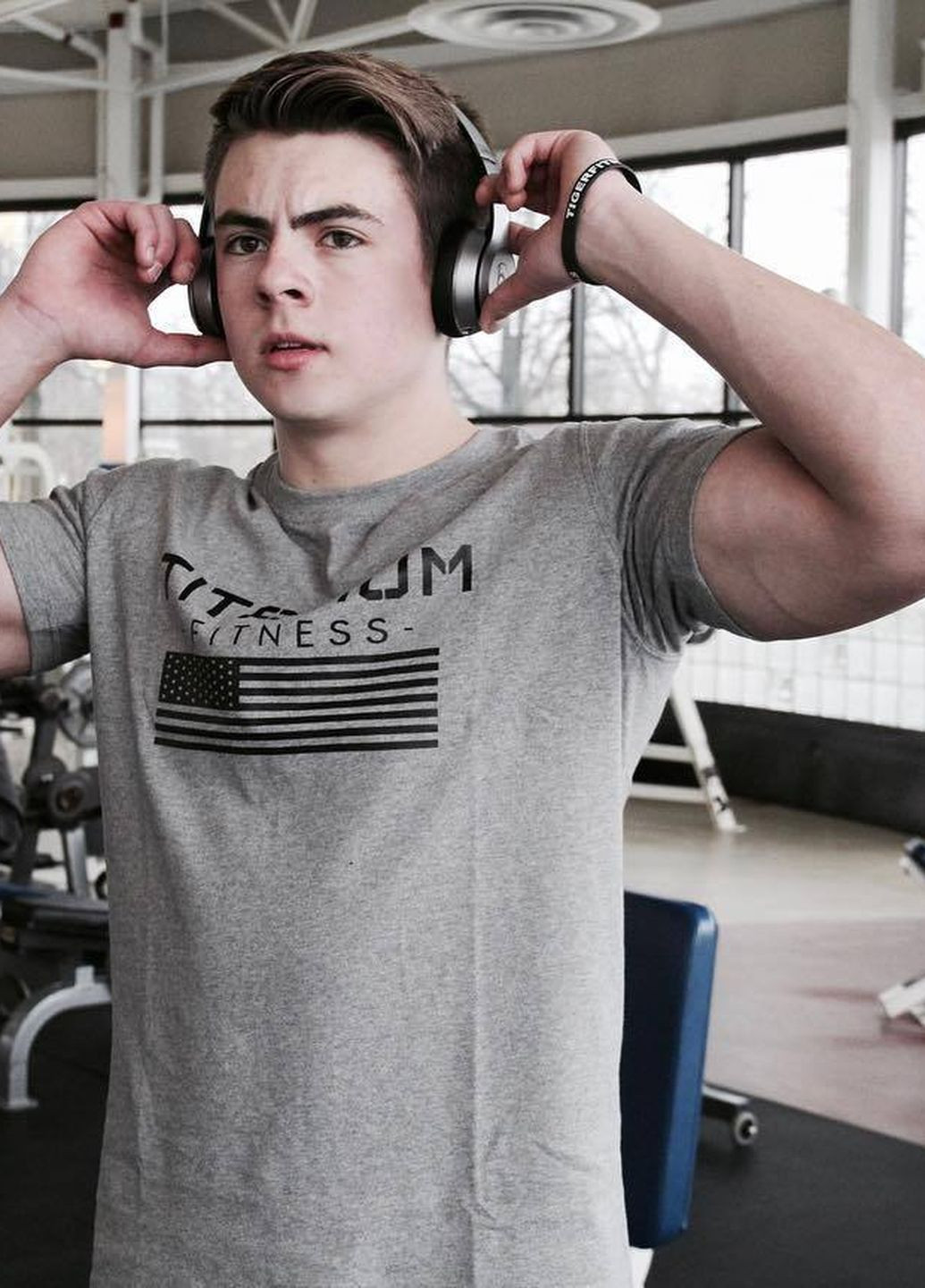 Серая мужская футболка Alpha