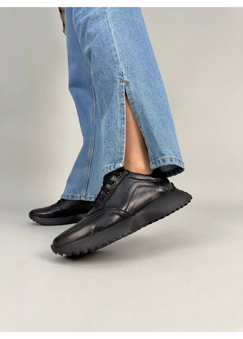 Черные всесезонные женские кожаные кроссовки VZUTIK