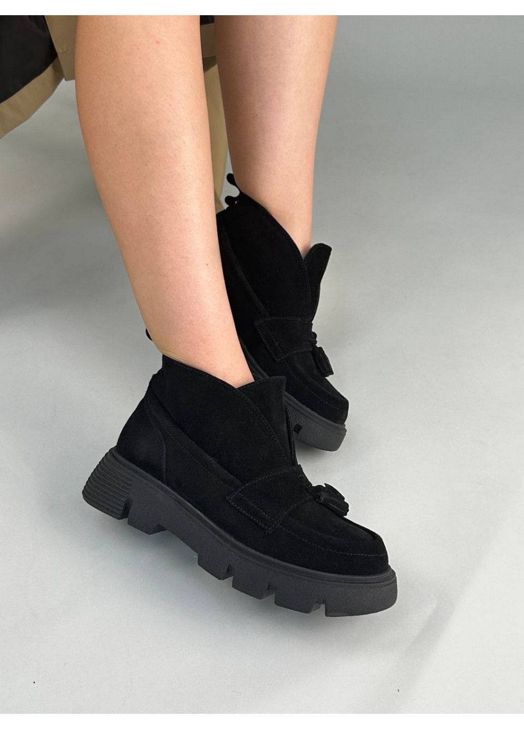 VZUTIK Жіночі замшеві лофери чорний з натуральна замша, україна — всесезон (277692929)