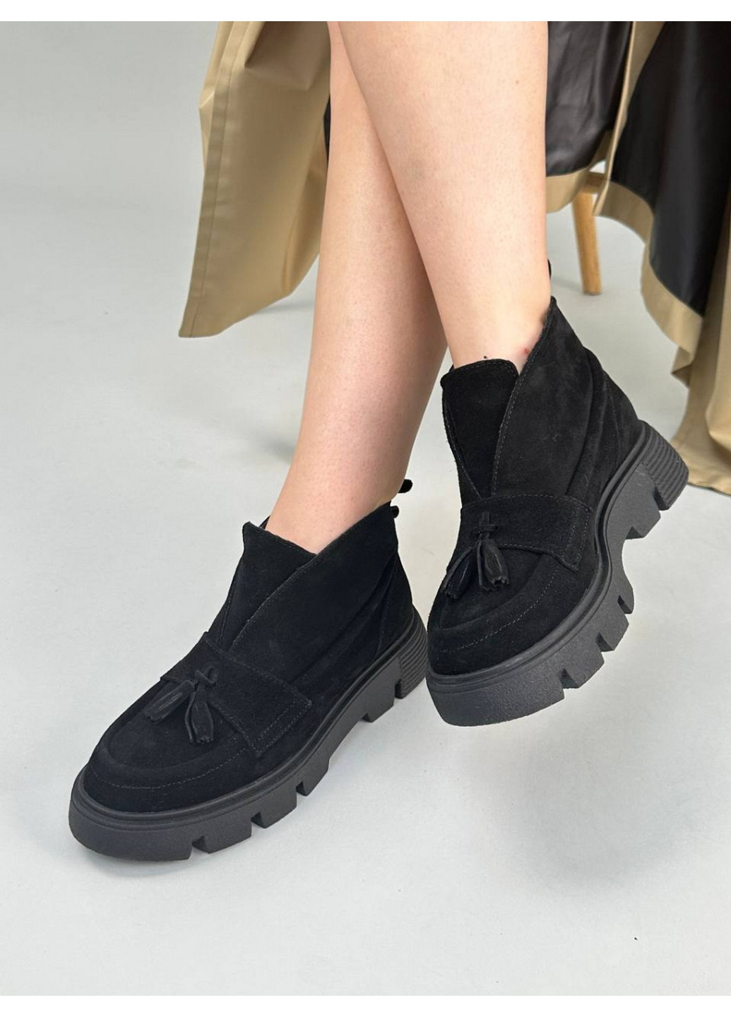 VZUTIK Жіночі замшеві лофери чорний з натуральна замша, україна — всесезон (277692929)