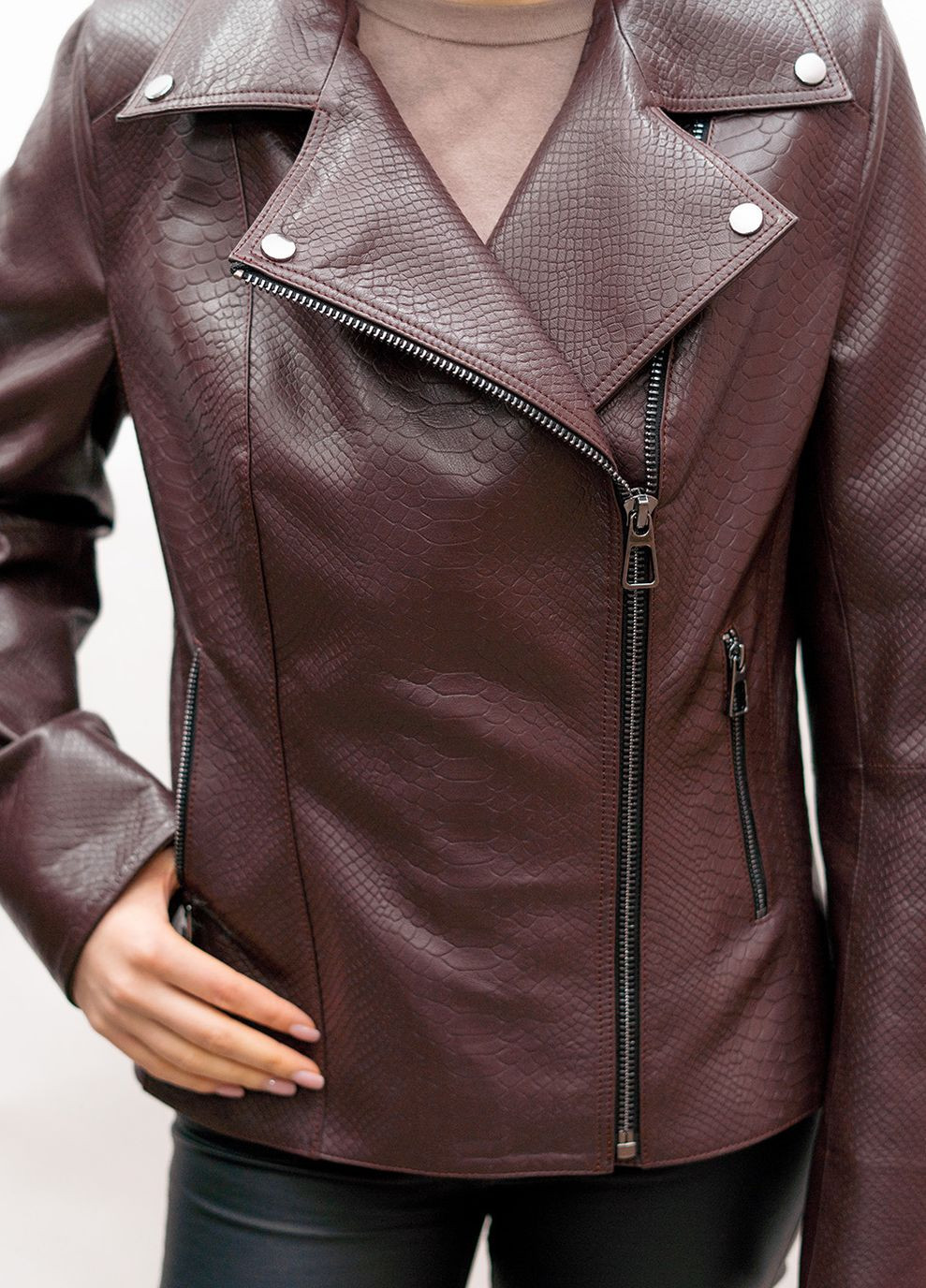 Темно-бордова демісезонна жіноча шкіряна куртка весна Fabio Monti