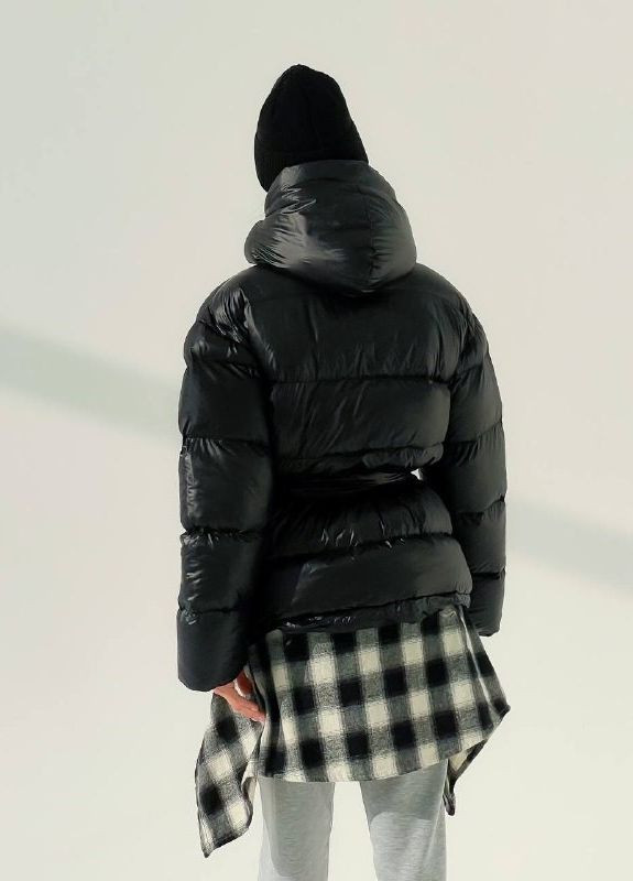 Чорна зимня жіноча куртка зимова коротка з капюшоном та поясом 2023 ZF inspire