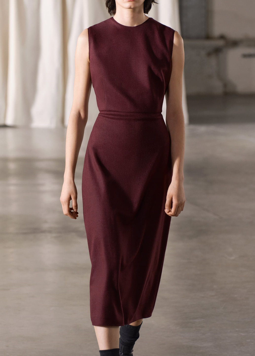 Бордовое деловое платье Zara однотонное