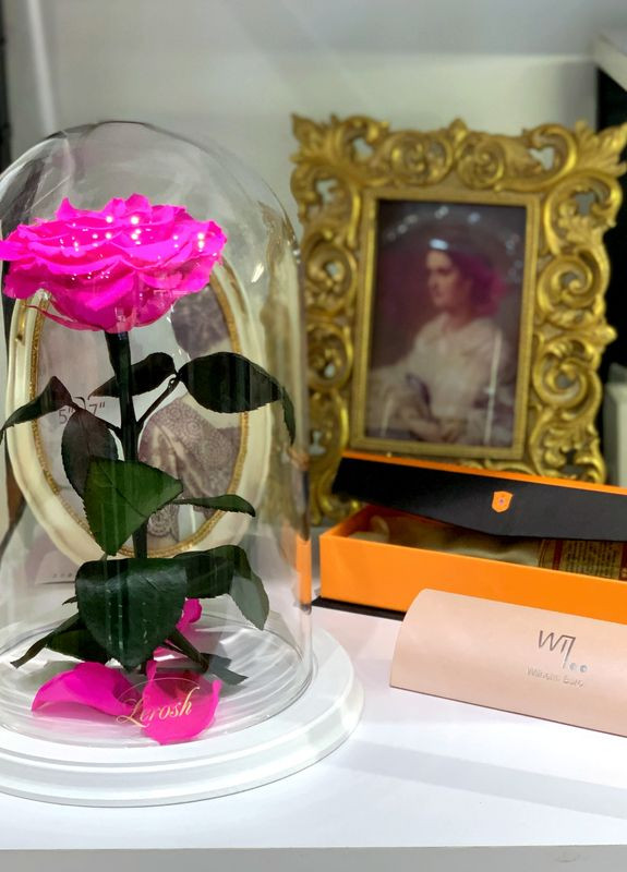 Яскраво-рожева Фуксія троянда в колбі - Premium 27 см на білій підставці LEROSH (278019970)
