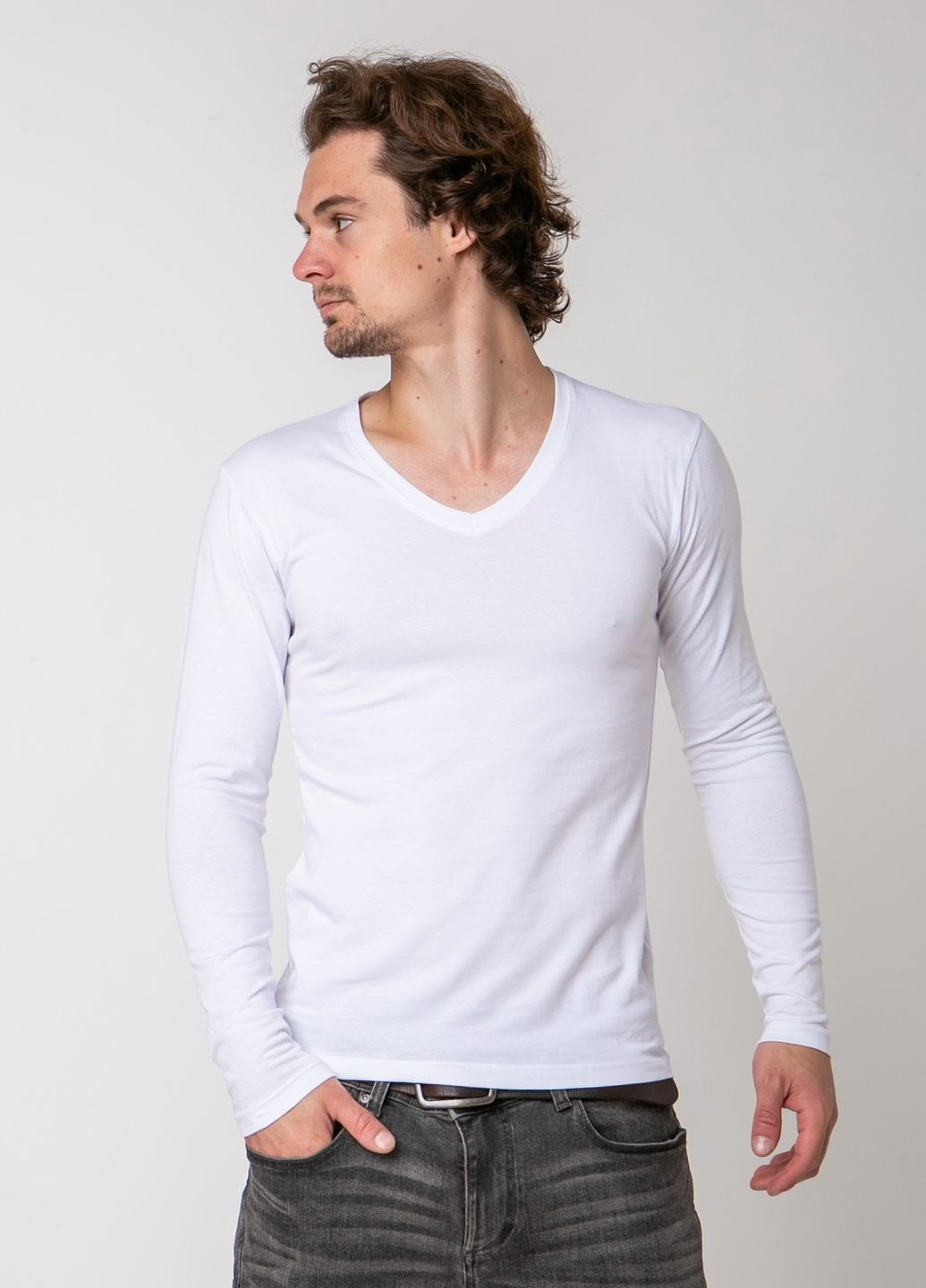 Белая мужская футболка з v-образным вырезом Ozkan