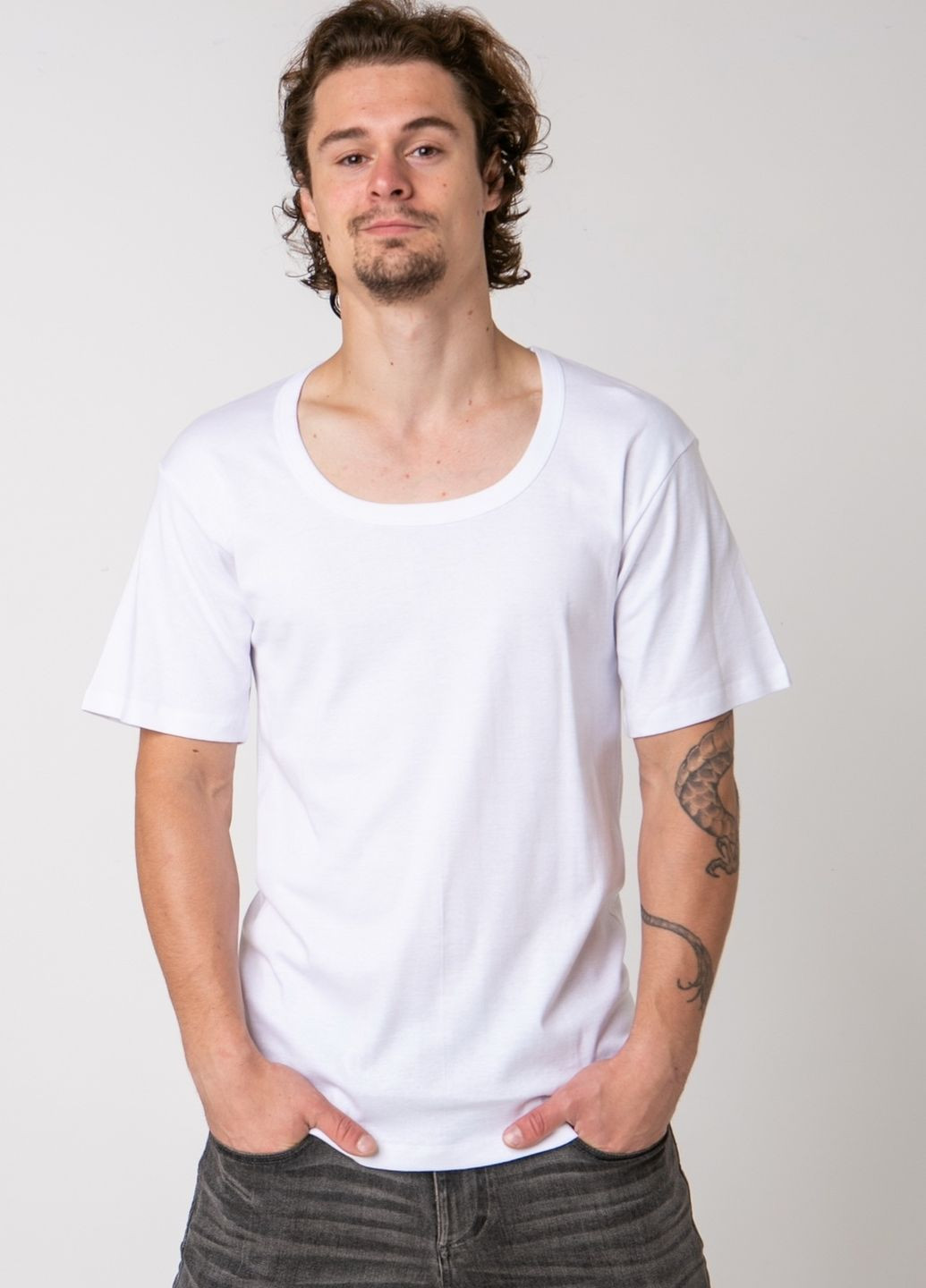 Белая мужская футболка с открытым горлом Ozkan