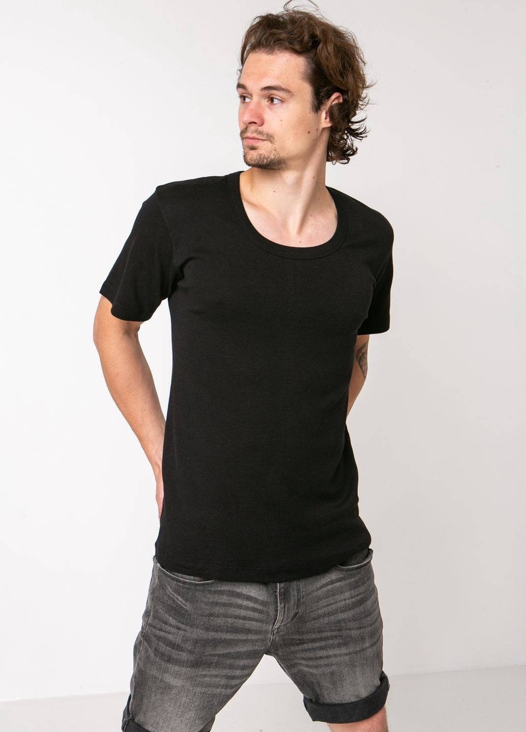 Черная мужская футболка с открытым горлом Ozkan