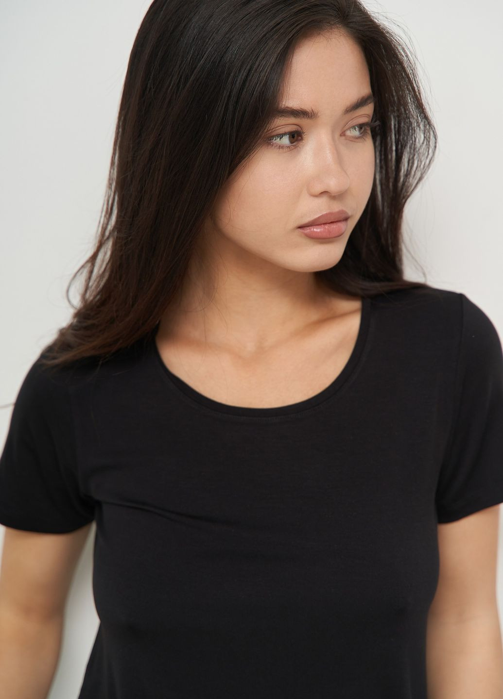 Чорна всесезон жіноча футболка з віскози Ozkan