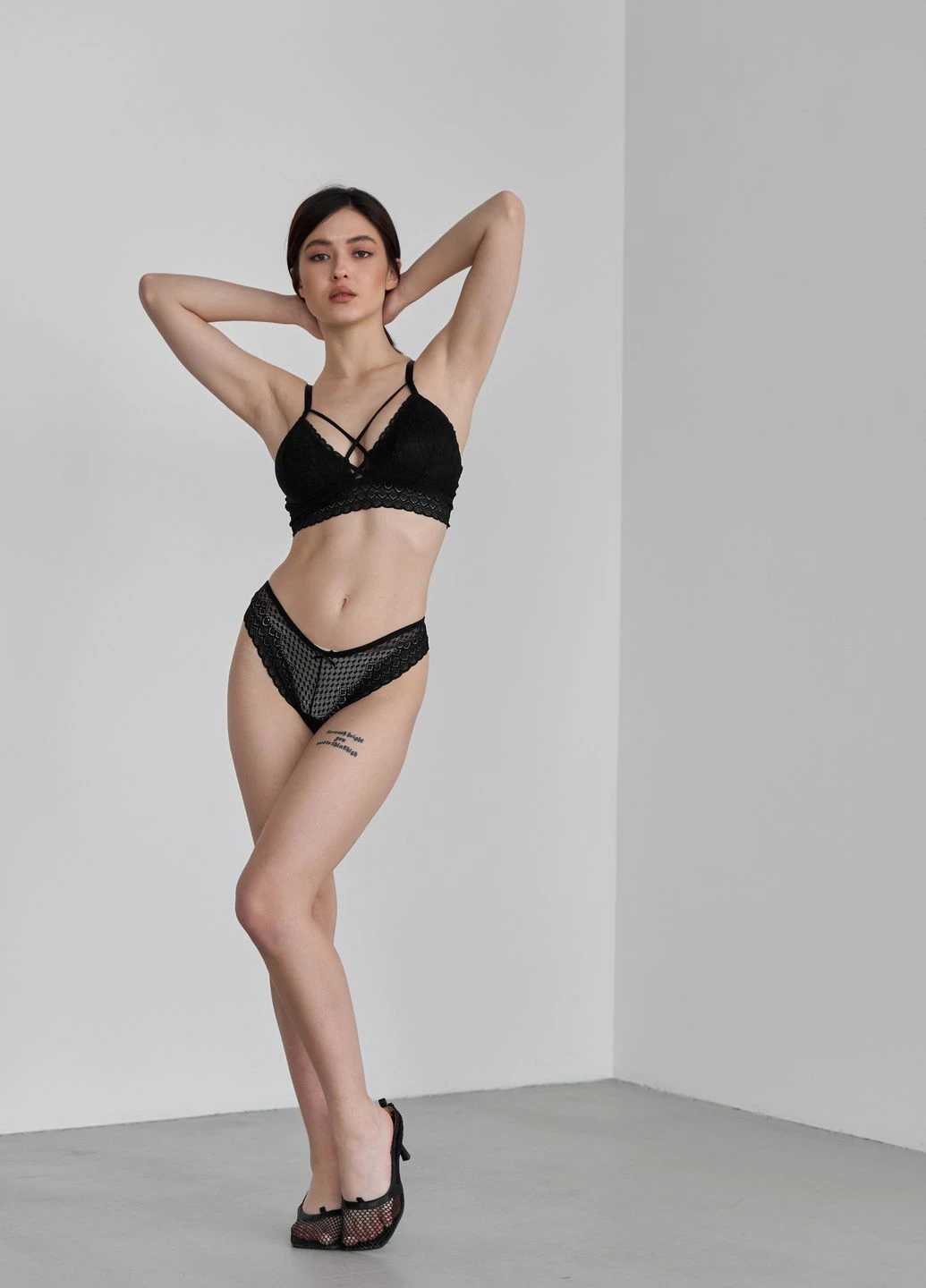 Черный демисезонный кружевной комплект без push-up Nicoletta