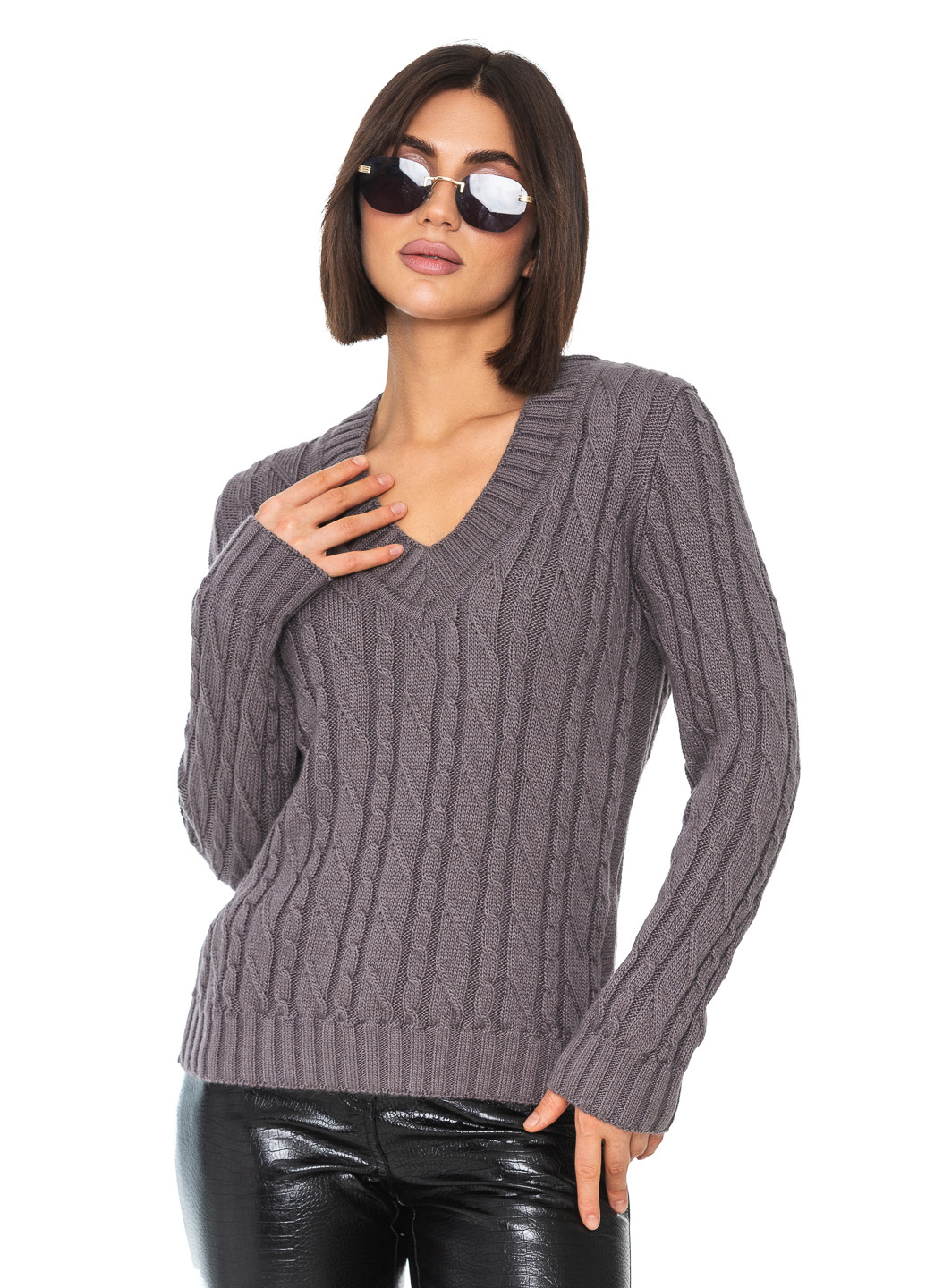 Сірий светр з v-подібним коміром SVTR