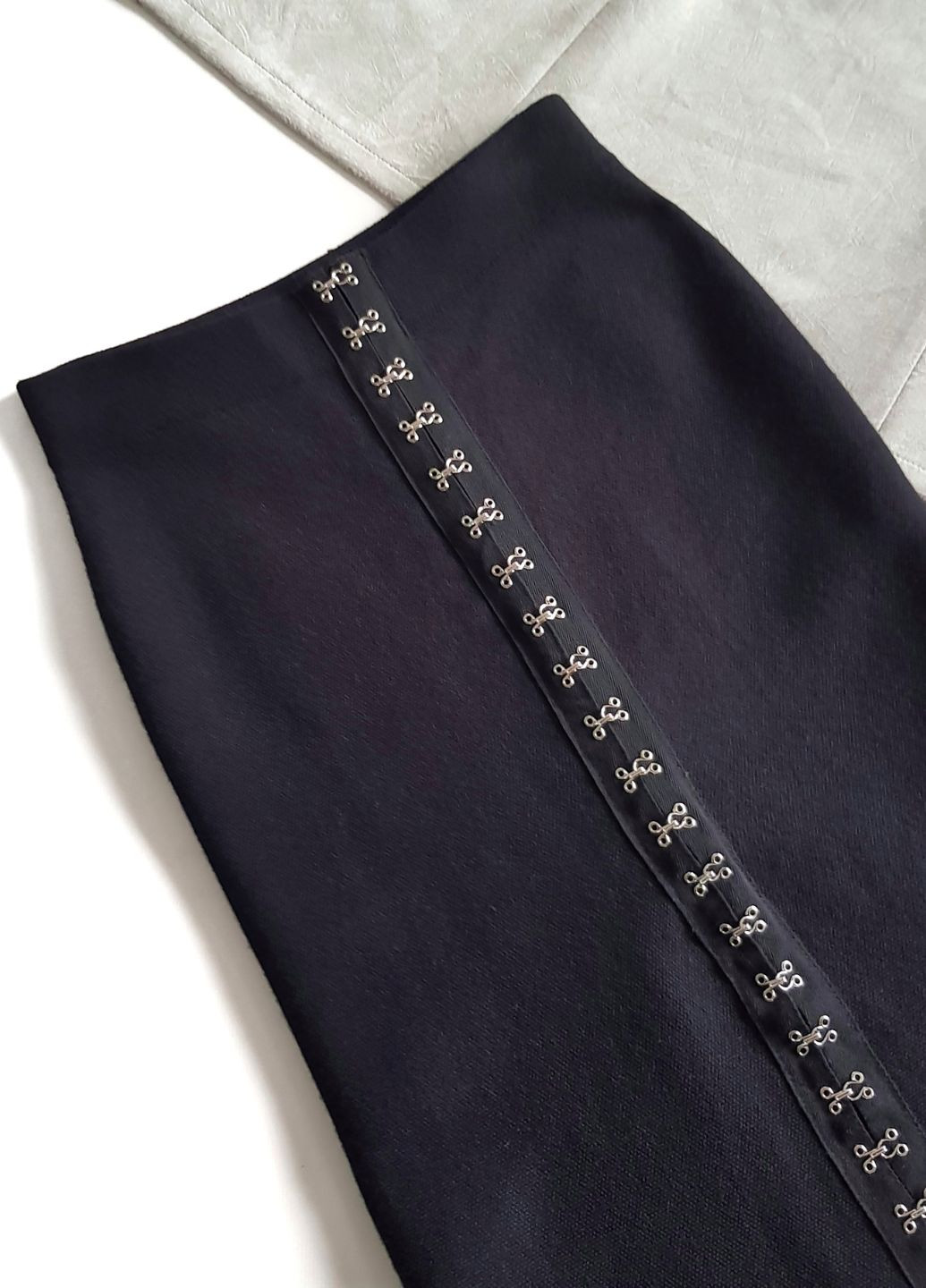 Черная юбка черная теплая на серебристых застежках No Brand