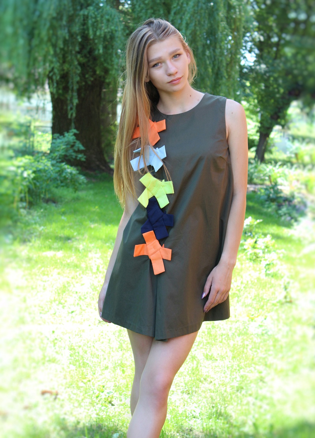 Оливковое (хаки) молодежное короткое платье без рукавов цвета хаки No Brand