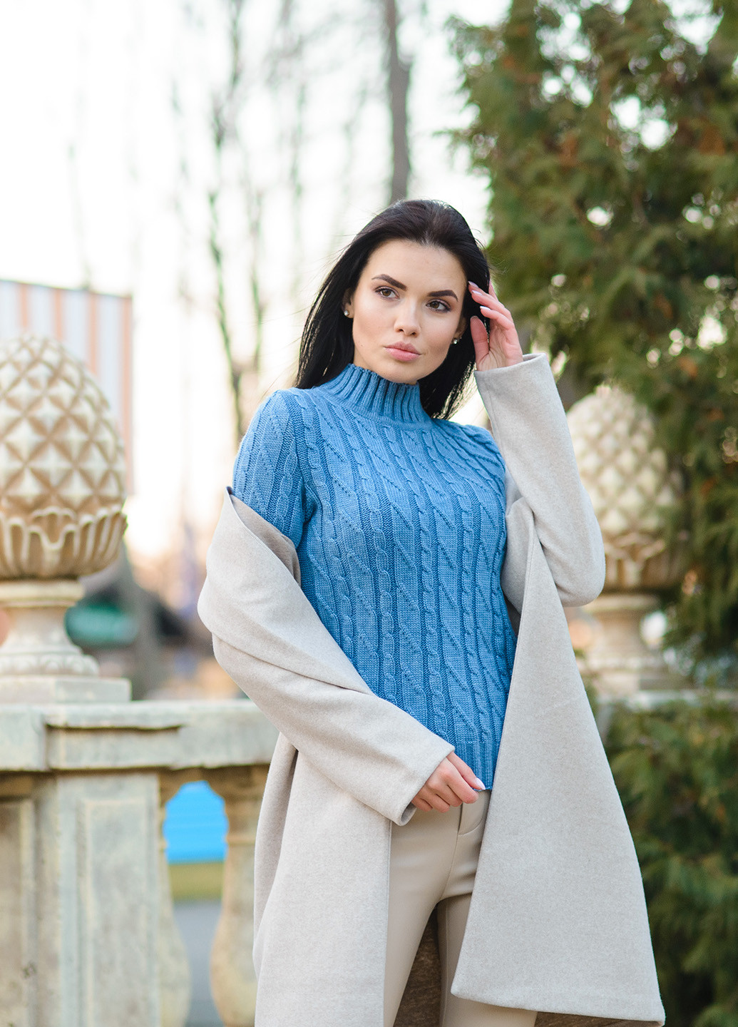 Блакитний жіночий м'який светр з коміром стійка SVTR