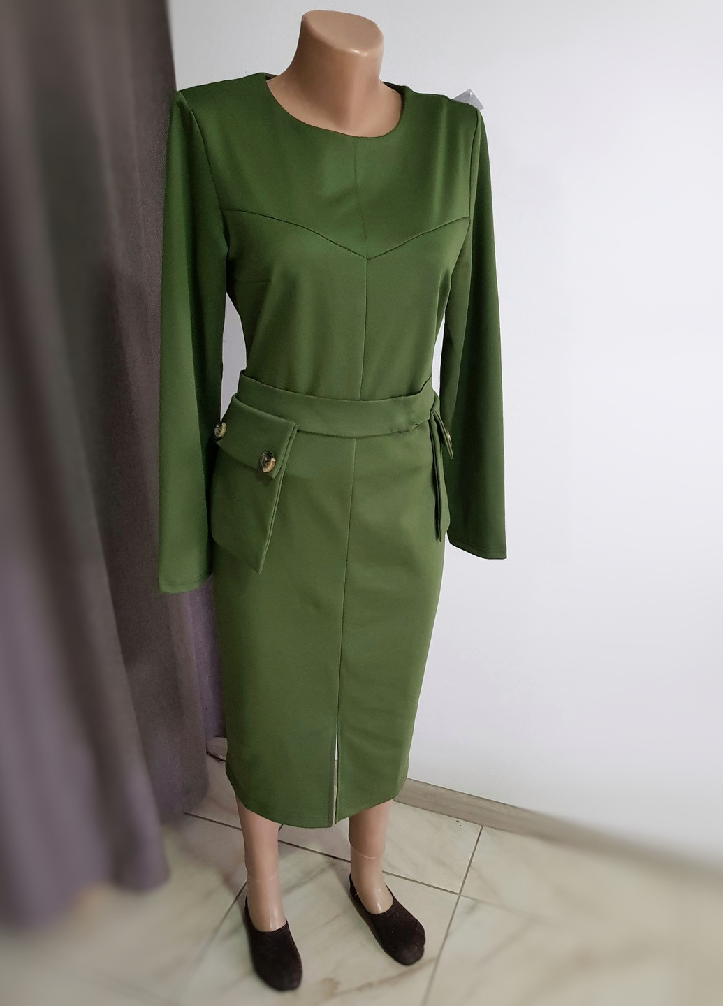 Зеленое платье зеленое с накладными карманами на поясе Алеся