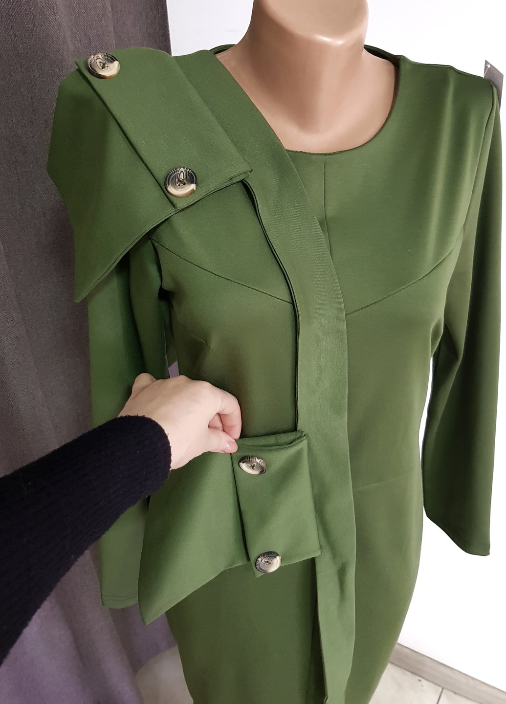 Зелена сукня зелене з накладними кишенями, на поясі Алеся