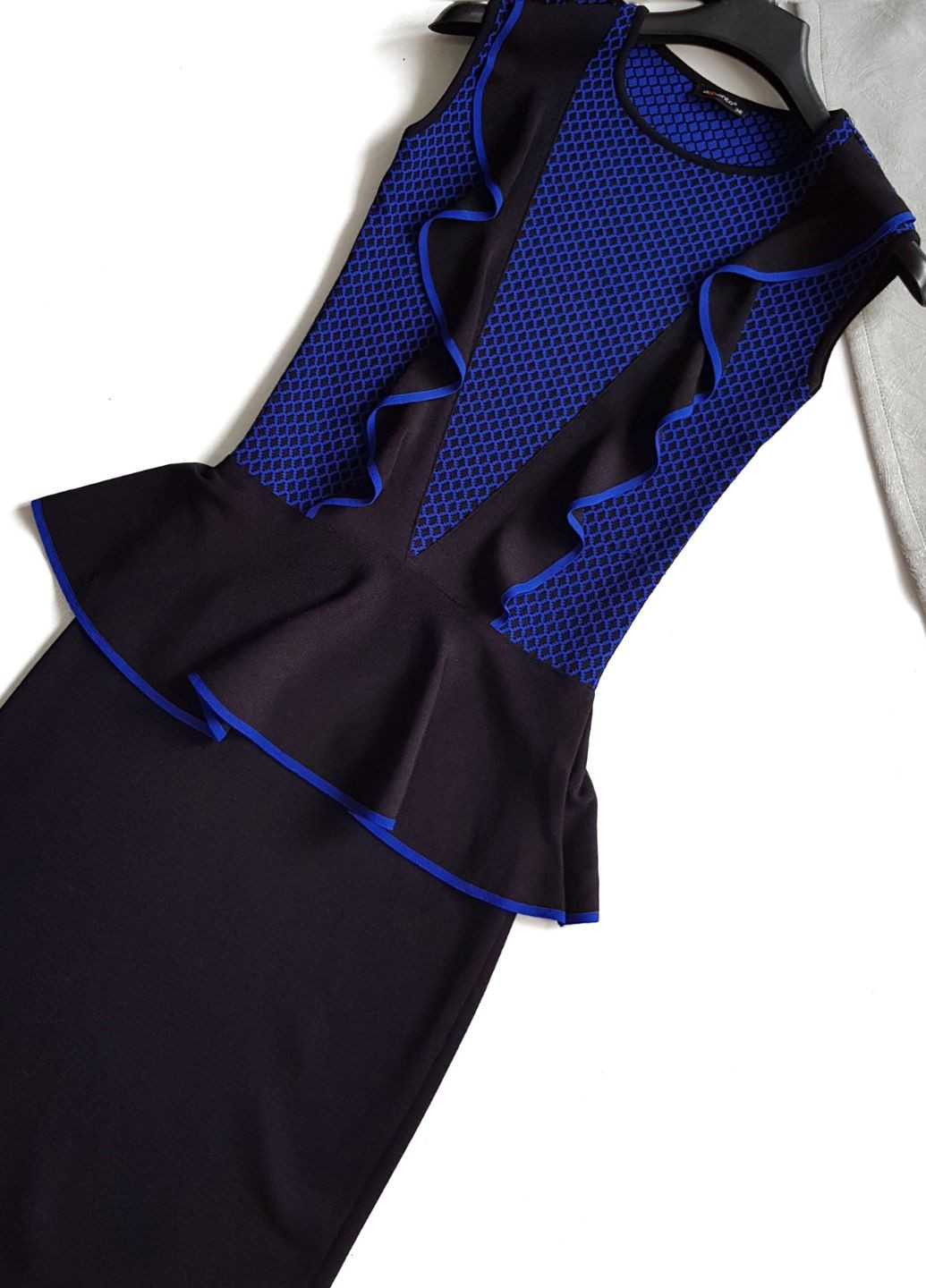 Чорна сукня жіноча чорна з синім з баскою без рукавів No Brand