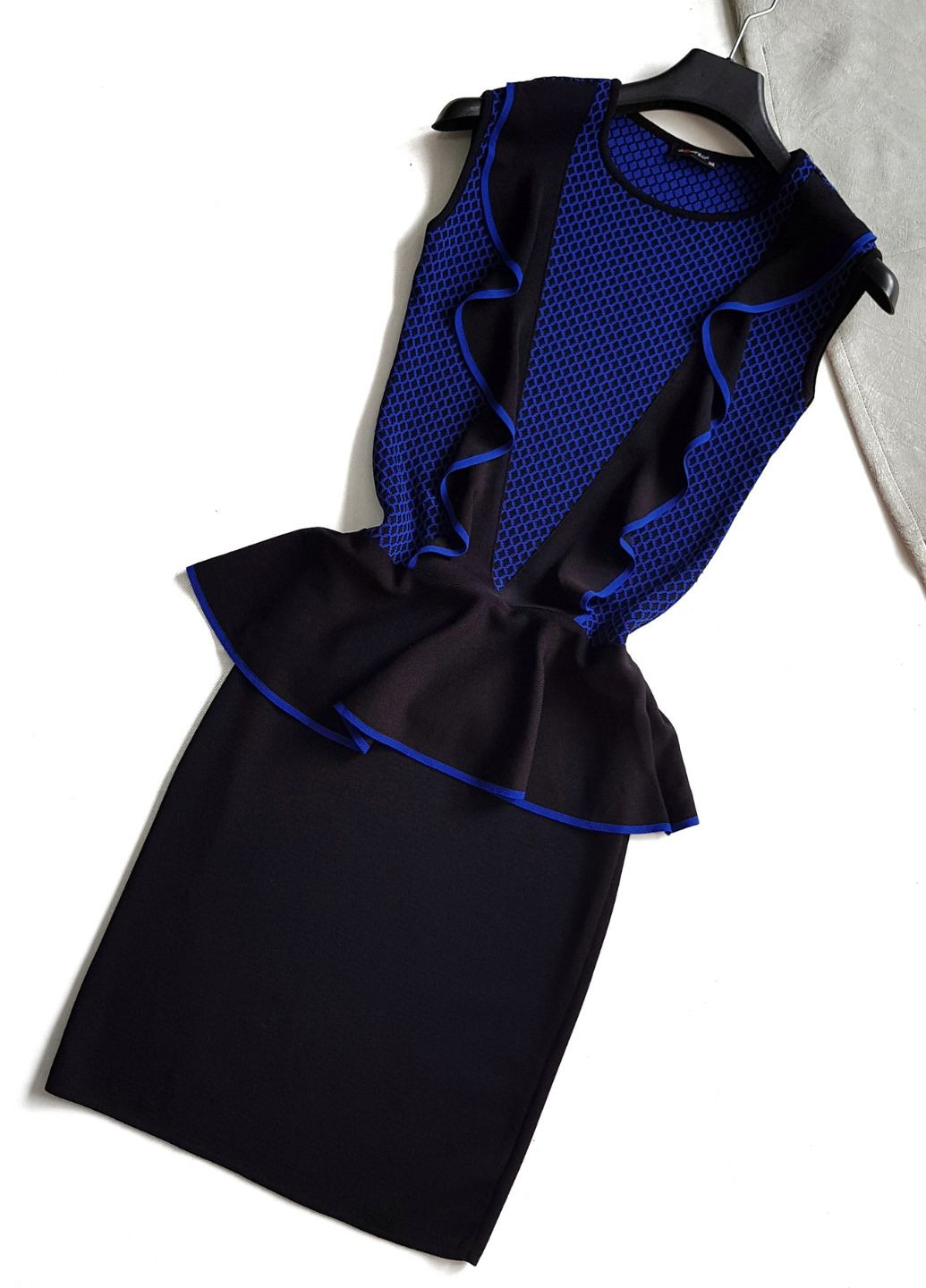 Чорна сукня жіноча чорна з синім з баскою без рукавів No Brand