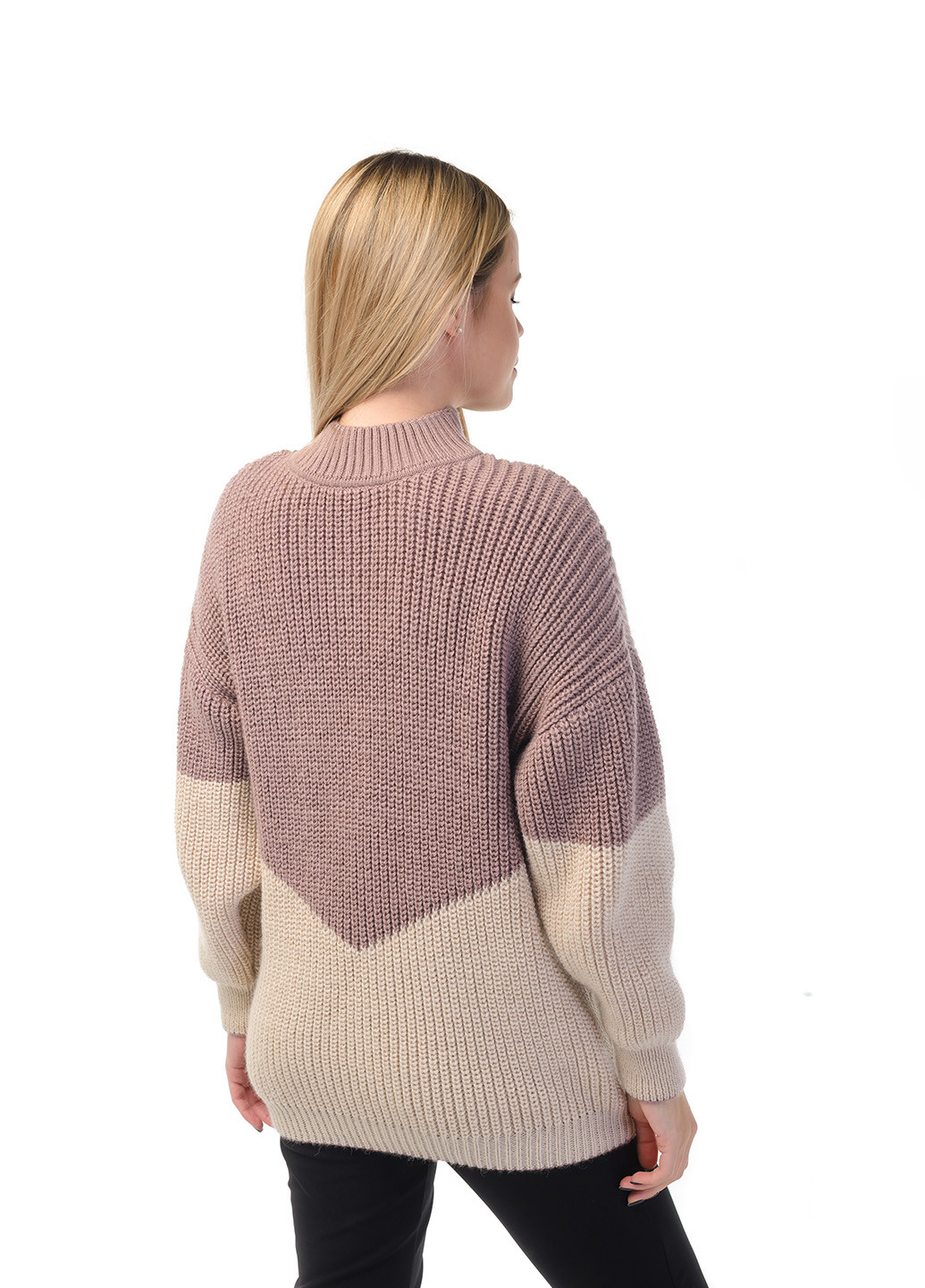 Пудровий жіночий светр з стійкою коміром SVTR