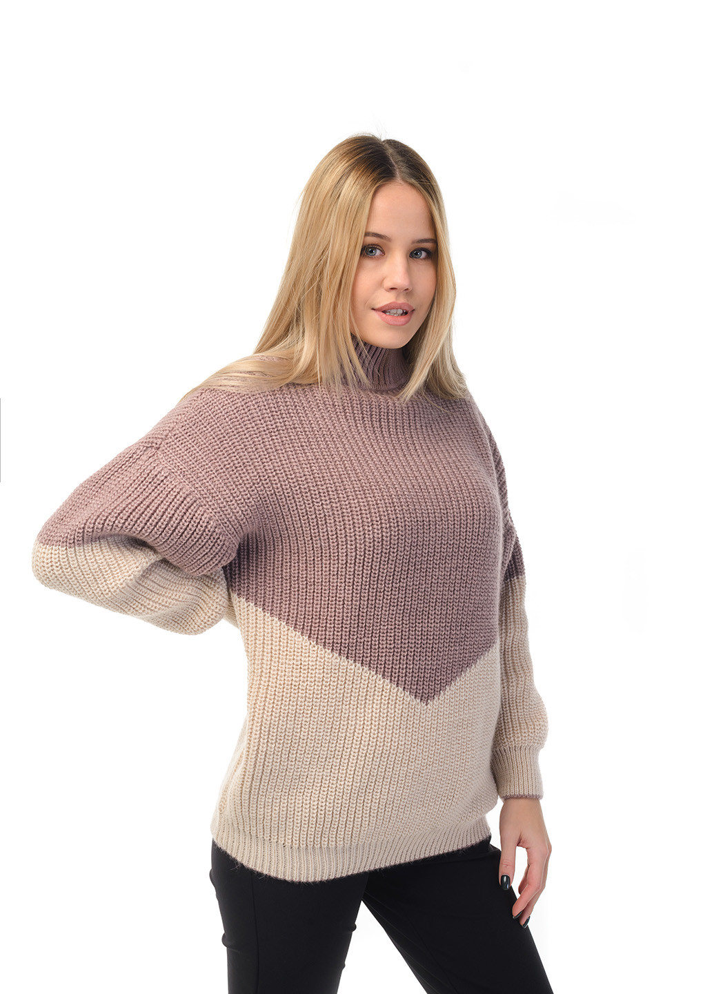 Пудровый женский свитер с воротником стойкой SVTR