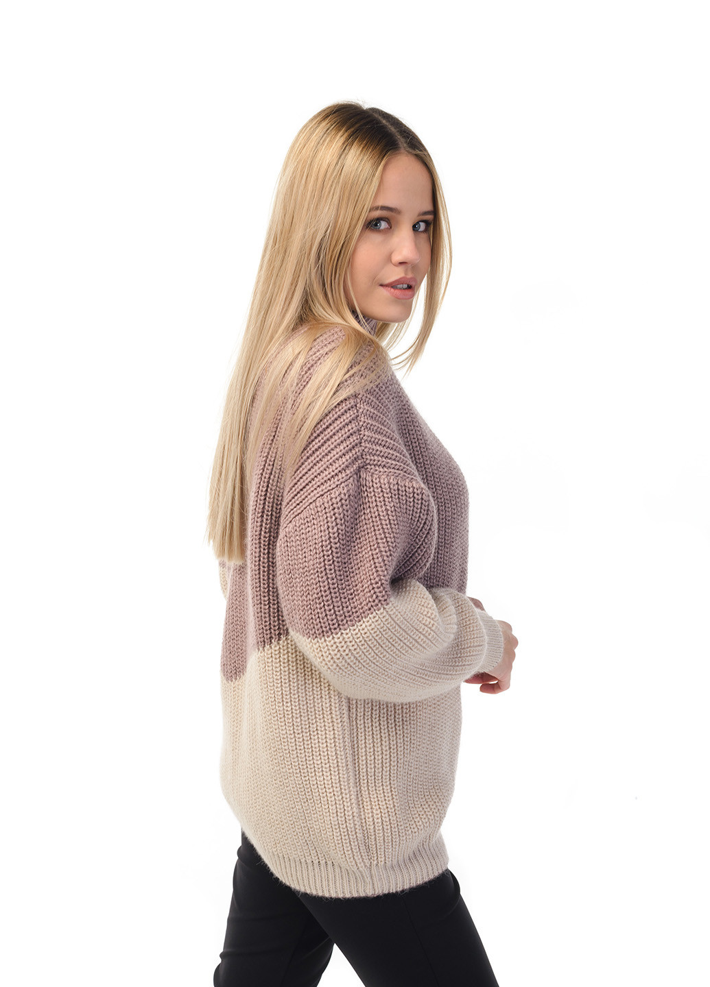 Пудровый женский свитер с воротником стойкой SVTR